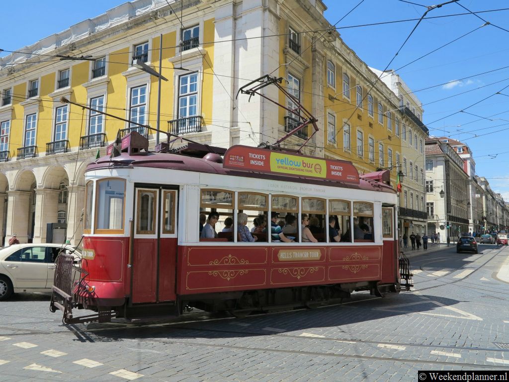 De rode trams zijn veel minder druk maar zijn wel duurder dan de gele trams. Je kunt ze vergelijken met de Hop-on Hop-off bussen. De rode tram is een Hop-on Hop-off tram die over de zeven heuvels van Lissabon rijdt.Tip: De Hop-on Hop-off bussen en trams in Lissabon.